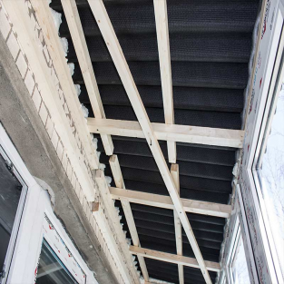 остекление балконов и лоджий: монтаж крыши